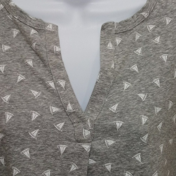Tommy Hilfiger V Neck Sailboat Top‎ - Picture 1 of 4